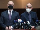 Ministi Robert Plaga a Jan Blatný pi tvrtení tiskové konferenci k návratu...