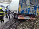 Na cyklostezce u Adamova zapadl kamion s rumunskm ofrem.