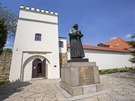 Socha Komenského ped vstupem do muzea v Uherském Brod