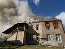 Arméni opoutí Karabach, za sebou nechávají zapálené domy