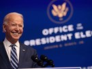Nov zvolený americký prezident Joe Biden se usmívá bhem projevu ve svém...