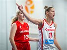 eská basketbalistka Kateina Elhotová ídí spoluhráky v zápase s Dánskem.