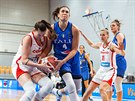 eská basketbalistka Natálie Stoupalová (vlevo) v souboji s Marií Bestagnovou z...