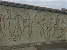 Venkovn� st�nu u parkovi�t� �tulku M�stsk� policie Brno zdob� malba t�� ps� a...