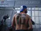 Fanouek s výmluvným tetováním eká ped nemocnicí, kde Diego Maradona...