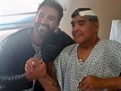 Diego Maradona po operaci mozku na ojedinlé fotografii se svým osobním lékaem...