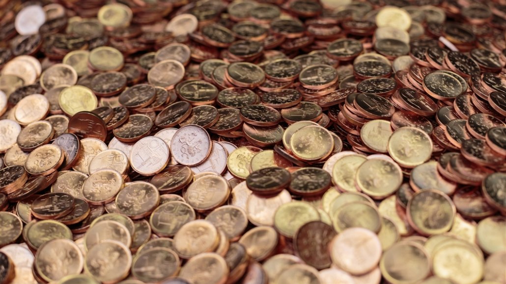 Každá mince je výsledkem dlouhého řetězce na sebe navazujících výrobních...