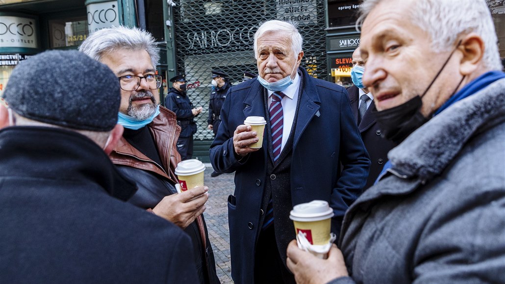 Václav Klaus u Národní t�ídy. (17. listopadu 2020)