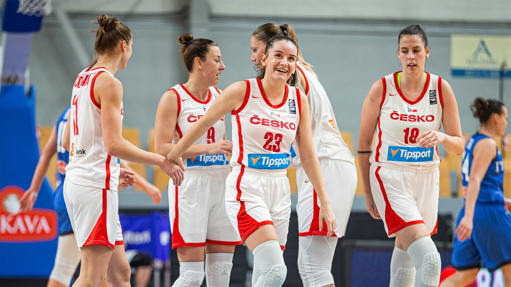 �eské basketbalistky b�hem utkání s Itálií. S �íslem 23 Michaela Matu�ková.