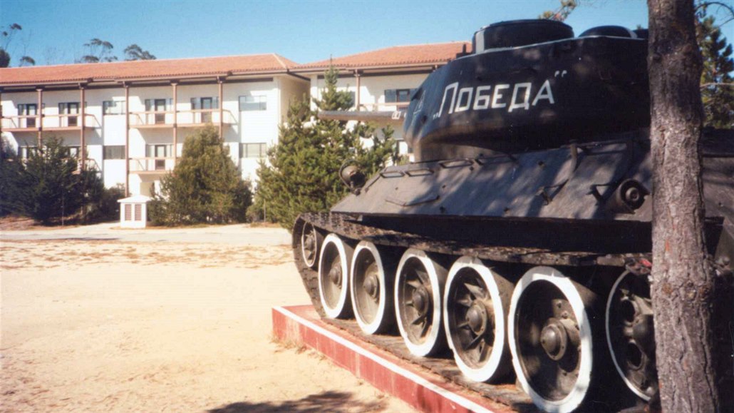 Na dvoře školy v Monterey mají sovětský tank.
