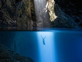 Pi fotografování této jeskyn se Victor potápl a do hloubky tém 26 metr...