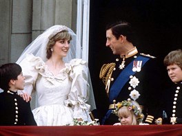 Prince Charles a princezna Diana na balkonu Buckinghamského paláce po svatebním...