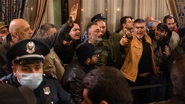 Jerevan. Natvan Armni po oznmen mrov dohody s zerbjdnem vpadli do parlamentu (10. listopadu 2020)