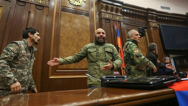 Jerevan. Natvan Armni po oznmen mrov dohody s zerbjdnem vpadli do parlamentu. (10. listopadu 2020)
