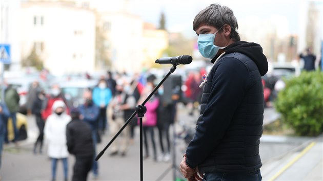 Na demonstraci na podporu nezvislosti esk televize vystoupil sentor Marek Hiler. (17. listopadu 2020)