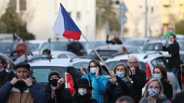 Na demonstraci na podporu nezvislosti esk televize se selo nkolik destek lid. Pevn vtina z nich se akce kvli vldnm nazenm zastnila ze svch automobil. (17. listopadu 2020)