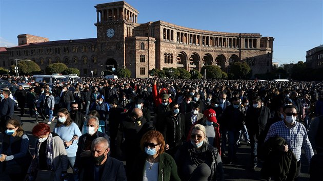 V arménské metropoli Jerevanu se shromáždilo několik tisíc lidí požadujících odchod premiéra Nikola Pašinjana. (11. listopadu 2020)