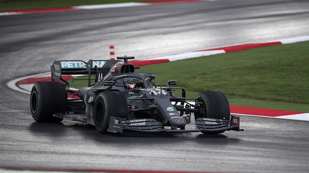 Jezdec Mercedesu Lewis Hamilton na trati bhem Velk ceny Turecka.