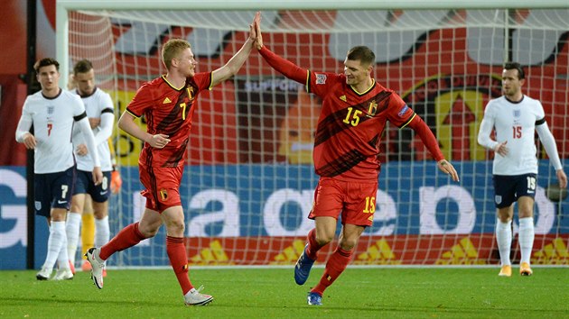 Belgian Kevin De Bruyne (vlevo) a Thomas Meunier slav gl svho tmu proti Anglii.