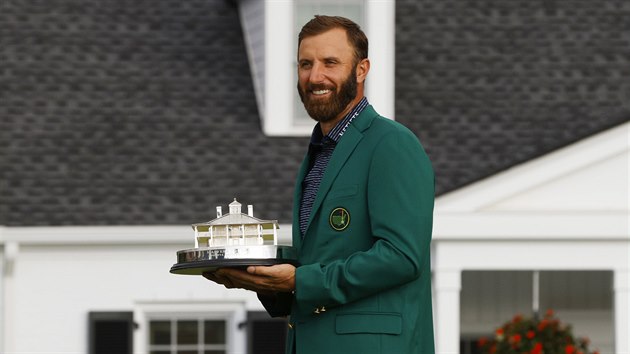 Americk golfista Dustin Johnson vyhrl Masters a premirov se oblkl do zelenho saka.