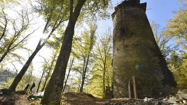 Z pvodnho pevnho hradu ze 13. stolet se zachovala mimo zbytk hradebnch zd i okrouhl v vysok tm 20 metr.