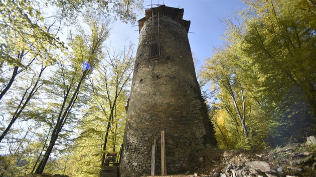 Hradu Chřenovice získal Miroslav Šuhaj od někdejšího majitele, společnosti Lesy ČR, výměnou za kus lesa v blízkosti zříceniny.