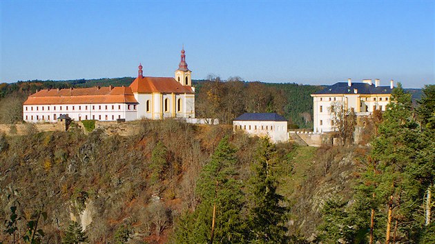 Dominanty Rabtejna nad Stelou: kostel, klter, zbytky gotickch hradeb i barokn zmek, ve na mst pvodnho hradu