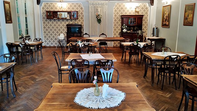 Interiér lesní restaurace Zloty Jar