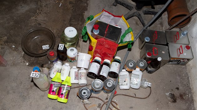 Při domovních prohlídkách nalezli policisté velké množství chemických látek a další věci potřebné k výrobě drogy.