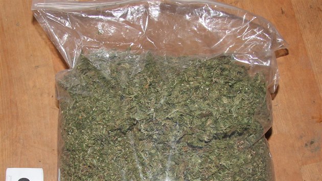 Při domovních prohlídkách policisté nalezli i několik kilogramů marihuany.