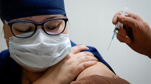 Medička v nemocnici dostává ruskou vakcínu Sputnik V proti nemoci covid-19. (12. října 2020)