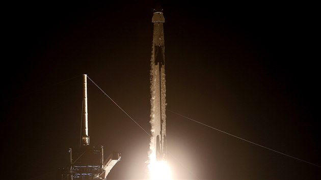 Raketa Falcon 9 společnosti SpaceX při startu (15. listopadu 2020)