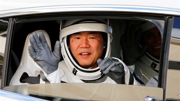 Astronaut Soichi Noguchi pi startu rakety Falcon 9 spolenosti SpaceX (15. listopadu 2020)