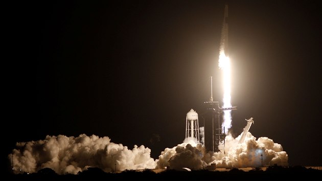 Raketa Falcon 9 společnosti SpaceX při startu (15. listopadu 2020)