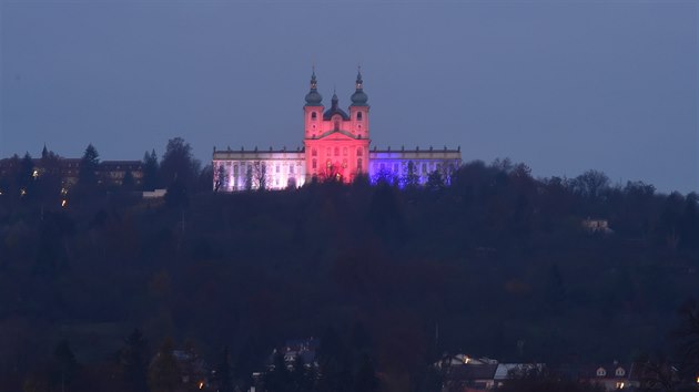 Bazilika Navtven Panny Marie na Svatm Kopeku u Olomouce byla 17. listopadu 2020 veer nasvcena v barvch trikolory na poest Dne za svobodu a demokracii. (17. listopadu 2020)