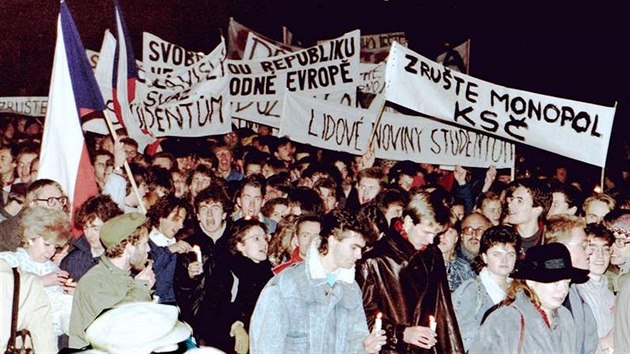Shromáždění studentů a občanů na Albertově 17. listopadu 1989.