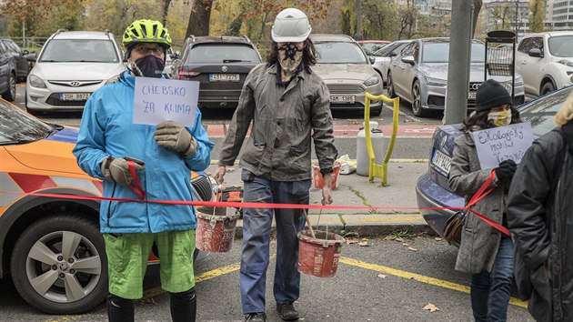 Aktivist z hnut Extinction Rebellion demonstruj ped praskou budovou ministerstva dopravy proti vstavb kanlu DunajOdraLabe. (11. listopadu 2020))