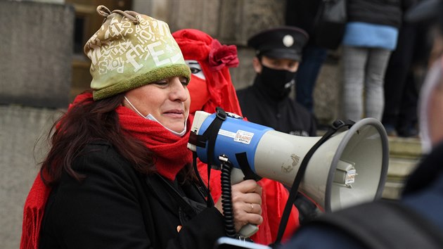 Aktivisté z hnutí Extinction Rebellion demonstrují před pražskou budovou ministerstva dopravy proti výstavbě kanálu Dunaj–Odra–Labe. (11. listopadu 2020))