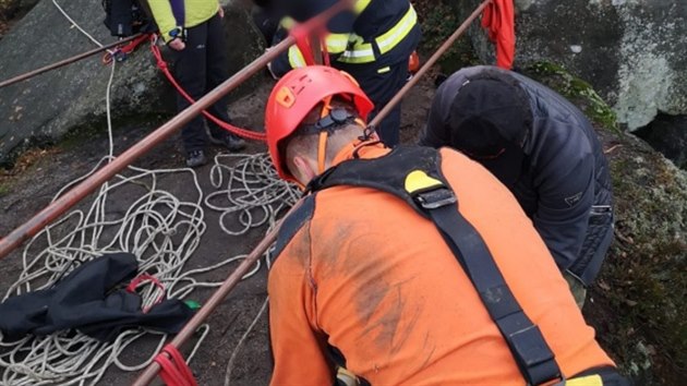 Pes se zřítil do průrvy na Ostaši, ven mu pomohli hasiči. (17. listopadu 2020)