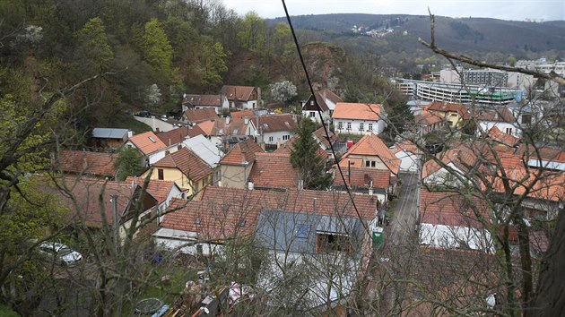 Celkov pohled na Kamennou kolonii z hrany lomu, kde je i vyhldka.