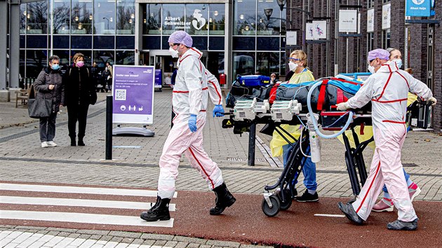 Převoz pacienta s koronavirem do nemocnice v německém Groningenu. (17. listopadu 2020)