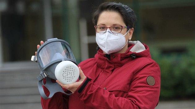 Kateina Peterek Ddkov z Vysok koly bsk - Technick univerzity Ostrava pedstavuje testovac sestavu pro speciln UV filtr, jen bude soust revolun rouky proti en novho koronaviru.