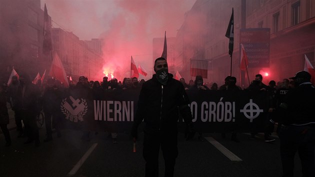 Polsk krajn pravice ve Varav uspodala Pochod nezvislosti. (11. listopadu 2020)