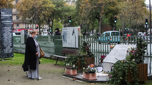 Francouzi si pipomnaj pt let od tok v hudebnm klubu Bataclan a na dalch mstech Pae. (13. listopadu 2020)