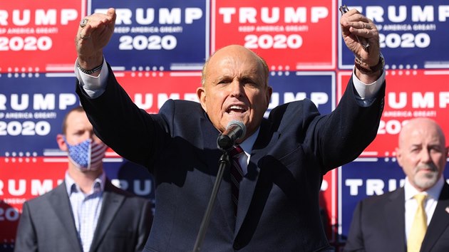 Osobn prvnk americkho prezidenta Donalda Trumpa a bval starosta New Yorku Rudy Giuliani (7. listopadu 2020)
