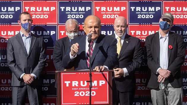 Osobn prvnk americkho prezidenta Donalda Trumpa a bval starosta New Yorku Rudy Giuliani (u pultu, 7. listopadu 2020)