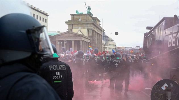 V Berln se seli odprci opaten proti koronaviru. Na nkolika akcch zasahovala policie. (18. listopadu 2020)