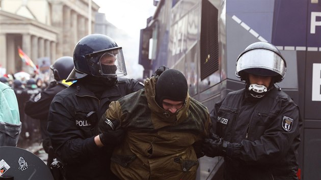 V Berln se seli odprci opaten proti koronaviru. Na nkolika akcch zasahovala policie. (18. listopadu 2020)