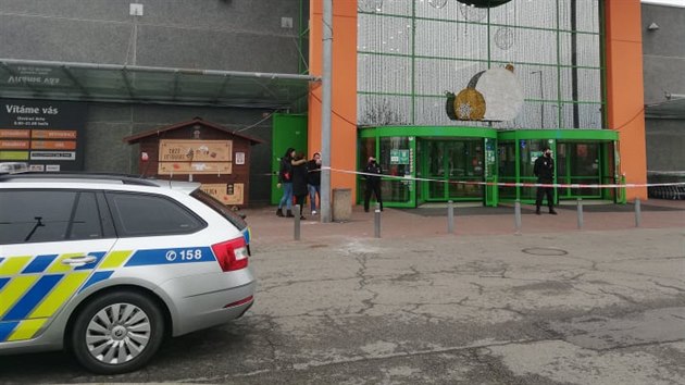 Policisté museli z českobudějovického obchodního domu evakuovat 600 zákazníků a 300 zaměstnanců.