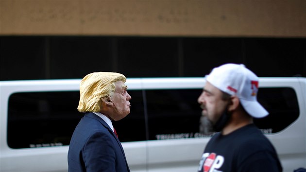 Podporovatel Donalda Trumpa na demonstraci ve Washingtonu (14. listopadu 2020)